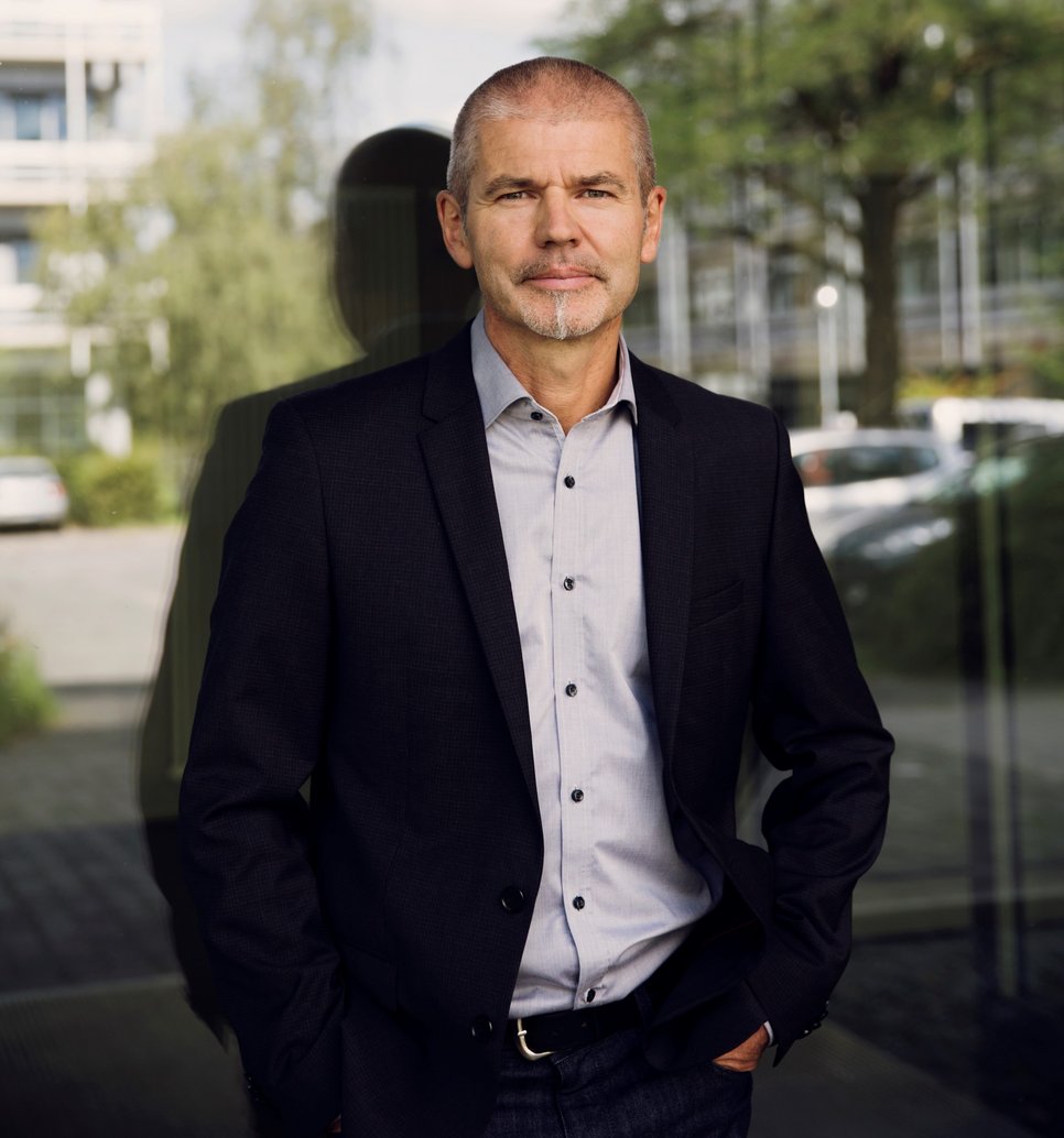 Prof. Oliver Gutfleisch ist Leiter der neuen Max-Planck-Forschungsgruppe „De Magnete - Designing Magnetism on the Atomic Scale“ (auf Deutsch: De Magnete – Magnetismus-Design auf atomarer Skala) am Max-Planck-Institut für Eisenforschung in Düsseldorf.