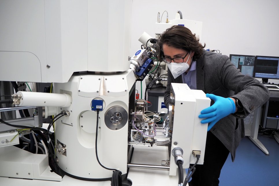 Dr. James Best joined the MPIE in April 2020 and head the group “Nano-/Micromechanics of Materials“ and is interim leader of the group “Thin Films and Nanostructured Materials”. Scanning electron microcopes (in the photo) are one of his main research devices.