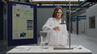 Eine Schülerin testet mit dem Experimentierkasten aus Haushaltsmitteln die Eigenschaften verschiedener Metalle. Eine Schülerin testet mit dem Experimentierkasten aus Haushaltsmitteln die Eigenschaften verschiedener Metalle.