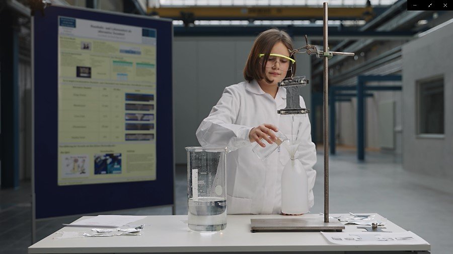 Eine Schülerin testet mit dem Experimentierkasten aus Haushaltsmitteln die Eigenschaften verschiedener Metalle.