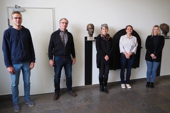 Von links nach rechts: Antonio Schulz, Auszubildender zum Werkstoffprüfer am MPIE; Herbert Faul, Ausbilder am MPIE; Heidi Bögershausen, Ausbilderin am MPIE; Vivian Schock, Studentin der Zahnmedizin an der HHU; Linda Stange, Studentin der Pädagogik der Kindheit und Familienbildung an der HSD. Von links nach rechts: Antonio Schulz, Auszubildender zum Werkstoffprüfer am MPIE; Herbert Faul, Ausbilder am MPIE; Heidi Bögershausen, Ausbilderin am MPIE; Vivian Schock, Studentin der Zahnmedizin an der HHU; Linda Stange, Studentin der Pädagogik der Kindheit und Familienbildung an der HSD.