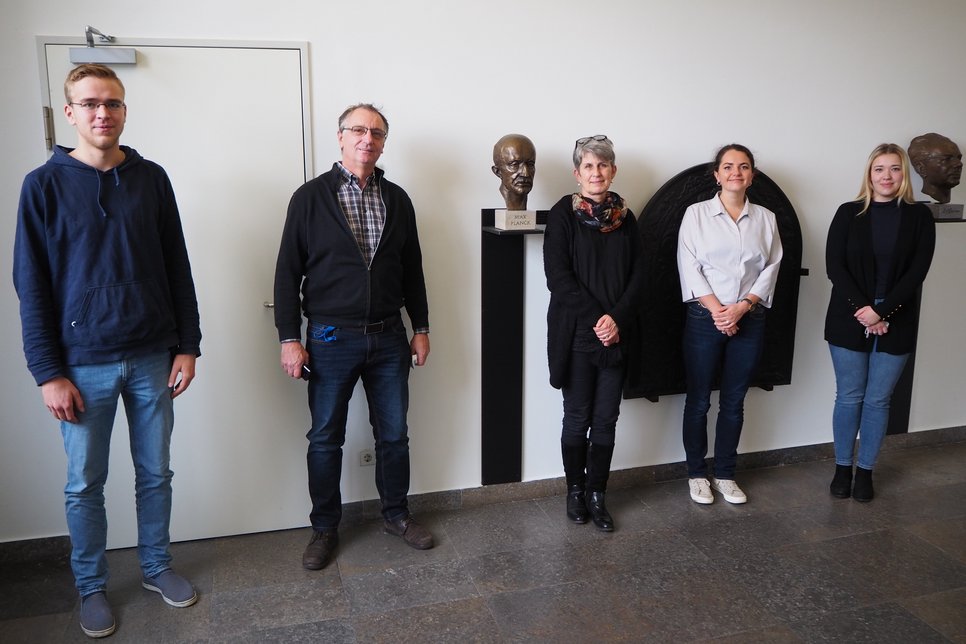 Von links nach rechts: Antonio Schulz, Auszubildender zum Werkstoffprüfer am MPIE; Herbert Faul, Ausbilder am MPIE; Heidi Bögershausen, Ausbilderin am MPIE; Vivian Schock, Studentin der Zahnmedizin an der HHU; Linda Stange, Studentin der Pädagogik der Kindheit und Familienbildung an der HSD.