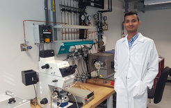 Vivek Devulapalli, Doktorand in der Gruppe "Advanced Transmission Electron Microscopy", konnte sich gegen 350 Bewerber*innen für die International Science Communication Summer School durchsetzen. Die Schule wird von der Alexander von Humboldt-Stiftung organisiert und ermöglicht Nachwuchswissenschaftler*innen, ihre Forschung allgemeinverständlich zu erklären.