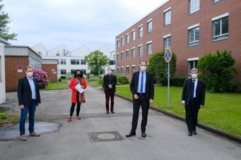 V.l.: Geschäftsführer Prof. Dr. Gerhard Dehm, Planungsdezernentin Cornelia Zuschke, Geschäftsführer Dr. Kai de Weldige, Oberbürgermeister Dr. Stephan Keller und Geschäftsführer Prof. Dr. Jörg Neugebauer am Max-Planck-Instituts für Eisenforschung. V.l.: Geschäftsführer Prof. Dr. Gerhard Dehm, Planungsdezernentin Cornelia Zuschke, Geschäftsführer Dr. Kai de Weldige, Oberbürgermeister Dr. Stephan Keller und Geschäftsführer Prof. Dr. Jörg Neugebauer am Max-Planck-Instituts für Eisenforschung.