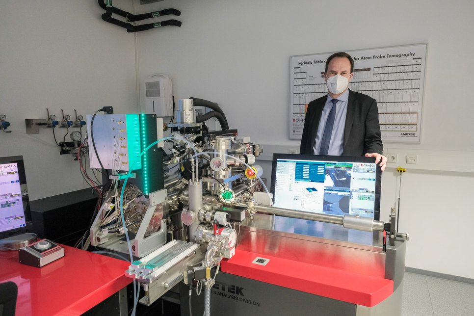 Oberbürgermeister Dr. Stephan Keller in einem Labor, in dem Materialien bis auf ihre atomare Struktur untersucht werden können und geforscht wird, wie diese Analysen helfen, Thermoelektrika noch effizienter zu machen.
