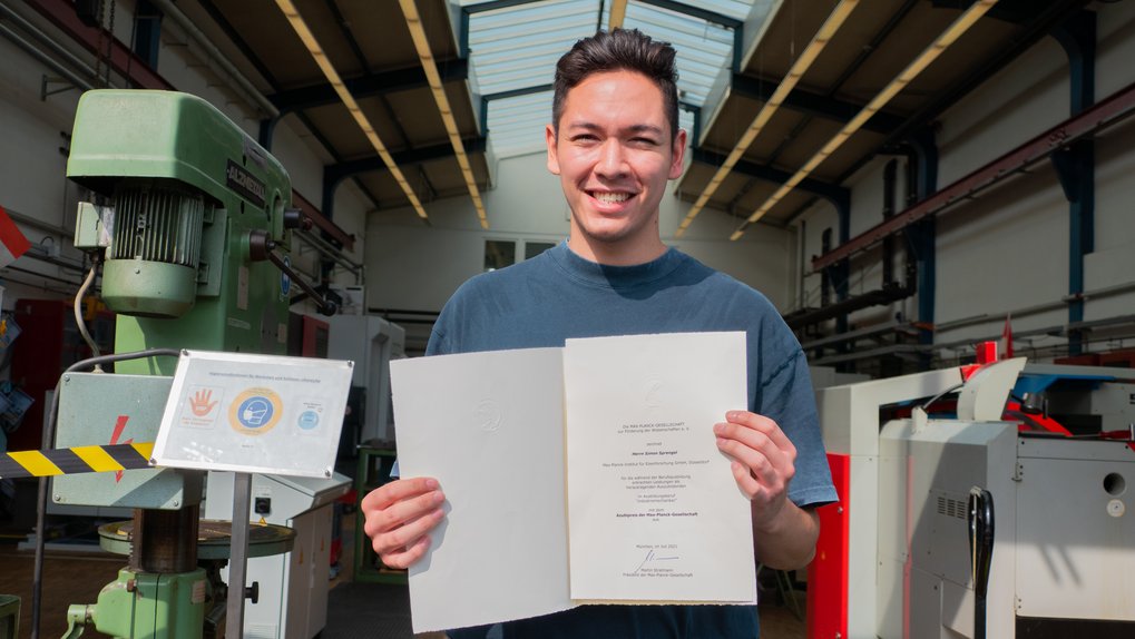 Simon Sprengel, Träger des Azubipreises der Max-Planck-Gesellschaft, vor der Werkstatt des Max-Planck-Instituts für Eisenforschung. Simon Sprengel, Träger des Azubipreises der Max-Planck-Gesellschaft, vor der Werkstatt des Max-Planck-Instituts für Eisenforschung.