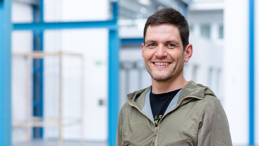 Was passiert bei Materialfehlern auf atomarer Ebene?