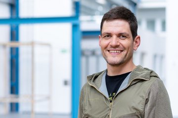 Was passiert bei Materialfehlern auf atomarer Ebene?