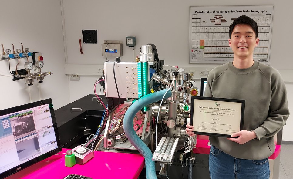 Dr. Se-Ho Kim mit dem Mueller Award im Atomsonden-Labor am MPIE.