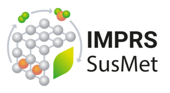 Logo der neuen Doktorandenschule SusMet. Die zukünftigen Nachwuchswissenschaftlerinnen und -wissenschaftler werden sich mit Themen rund um nachhaltige Metallurgie beschäftigen. Logo der neuen Doktorandenschule SusMet. Die zukünftigen Nachwuchswissenschaftlerinnen und -wissenschaftler werden sich mit Themen rund um nachhaltige Metallurgie beschäftigen.