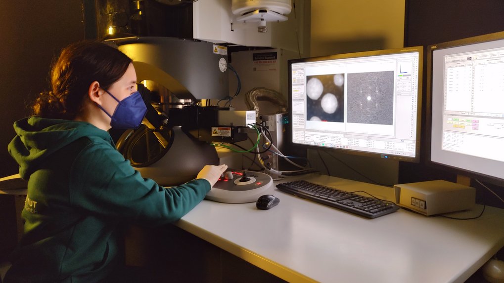 Raquel Aymerich Armengol analysiert verschiedene Nanomorphologien von Manganoxiden mit und ohne Eisen und untersucht, wie ihre Struktur ihre Eigenschaften beeinflusst. Dies ist besonders für die Katalyse und die Energiespeicherung interessant. Raquel Aymerich Armengol analysiert verschiedene Nanomorphologien von Manganoxiden mit und ohne Eisen und untersucht, wie ihre Struktur ihre Eigenschaften beeinflusst. Dies ist besonders für die Katalyse und die Energiespeicherung interessant.