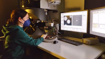 Raquel Aymerich Armengol analyses several nanomorphologies of manganese oxides with and without iron and to see how their structure influences their properties. This is especially interesting for catalysis and energy storage. Raquel Aymerich Armengol analyses several nanomorphologies of manganese oxides with and without iron and to see how their structure influences their properties. This is especially interesting for catalysis and energy storage.