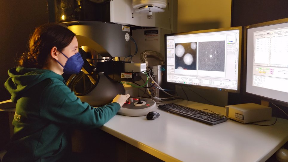 Raquel Aymerich Armengol analyses several nanomorphologies of manganese oxides with and without iron and to see how their structure influences their properties. This is especially interesting for catalysis and energy storage.