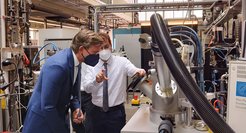 Dr. Isnaldi Souza (right), group leader at the Max-Planck-Institut für Eisenforschung, explains to State Secretary Dr. Dirk Günnewig how iron ores can be reduced to iron in an environmentally friendly way using hydrogen plasma.