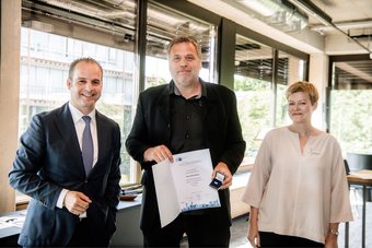 Ralf Selbach (Mitte) ist Ausbilder am MPIE und erhält die Goldene Ehrennadel der IHK Düsseldorf. Links ist der Vizepräsident der IHK Düsseldorf, Marcel Abel, zu sehen. Rechts die Leiterin des Bereichs „Ausbildung und höhere Berufsausbildung“, Christine Mertens. Ralf Selbach (Mitte) ist Ausbilder am MPIE und erhält die Goldene Ehrennadel der IHK Düsseldorf. Links ist der Vizepräsident der IHK Düsseldorf, Marcel Abel, zu sehen. Rechts die Leiterin des Bereichs „Ausbildung und höhere Berufsausbildung“, Christine Mertens.