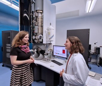 Julia Eisentraut (links), Mitglied des Landtags NRW und Sprecherin für Wissenschaft und Digitalisierung der Landtagsfraktion von BÜNDNIS 90/DIE GRÜNEN bei der Diskussion mit Raquel Aymerich Armengol, Doktorandin am Max-Planck-Institut für Eisenforschung. Zu sehen ist das Transmissionselektronenmikroskop welches Aymerich Armengol unter anderem für die Analyse von Katalysatoren zur Herstellung von grünem Wasserstoff verwendet. Julia Eisentraut (links), Mitglied des Landtags NRW und Sprecherin für Wissenschaft und Digitalisierung der Landtagsfraktion von BÜNDNIS 90/DIE GRÜNEN bei der Diskussion mit Raquel Aymerich Armengol, Doktorandin am Max-Planck-Institut für Eisenforschung. Zu sehen ist das Transmissionselektronenmikroskop welches Aymerich Armengol unter anderem für die Analyse von Katalysatoren zur Herstellung von grünem Wasserstoff verwendet.