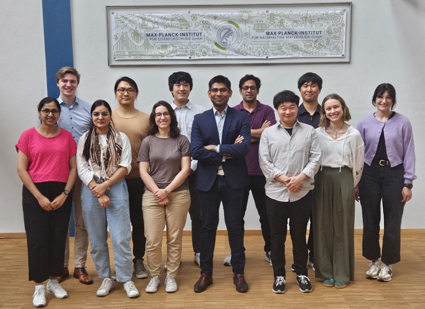 Front row from left to right: Diplali Sonawane, Saba Saood, Bárbara Bellón, Rajaprakash Ramachandramoorthy, Seoungho-Lim, Ana Anibarro Blanco, Genna MonahanBack row from left to right: Hendrik Holz, Kuan Ding, Jeongin Paeng, Lalith Kumar Bhaskar, Jongbin Go Members of the Xnano group