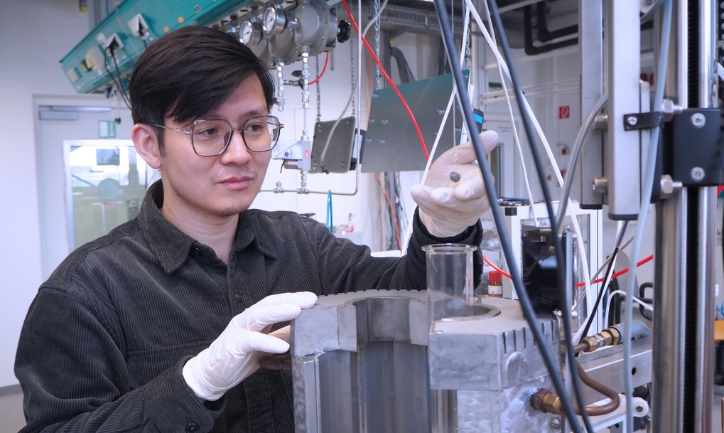 Reducing manganese and iron in arc furnaces using hydrogen is one of Dr. Yan Ma’s research topics at MPIE. He will contribute with his expertise in the HalMan project. Reducing manganese and iron in arc furnaces using hydrogen is one of Dr. Yan Ma’s research topics at MPIE. He will contribute with his expertise in the HalMan project.