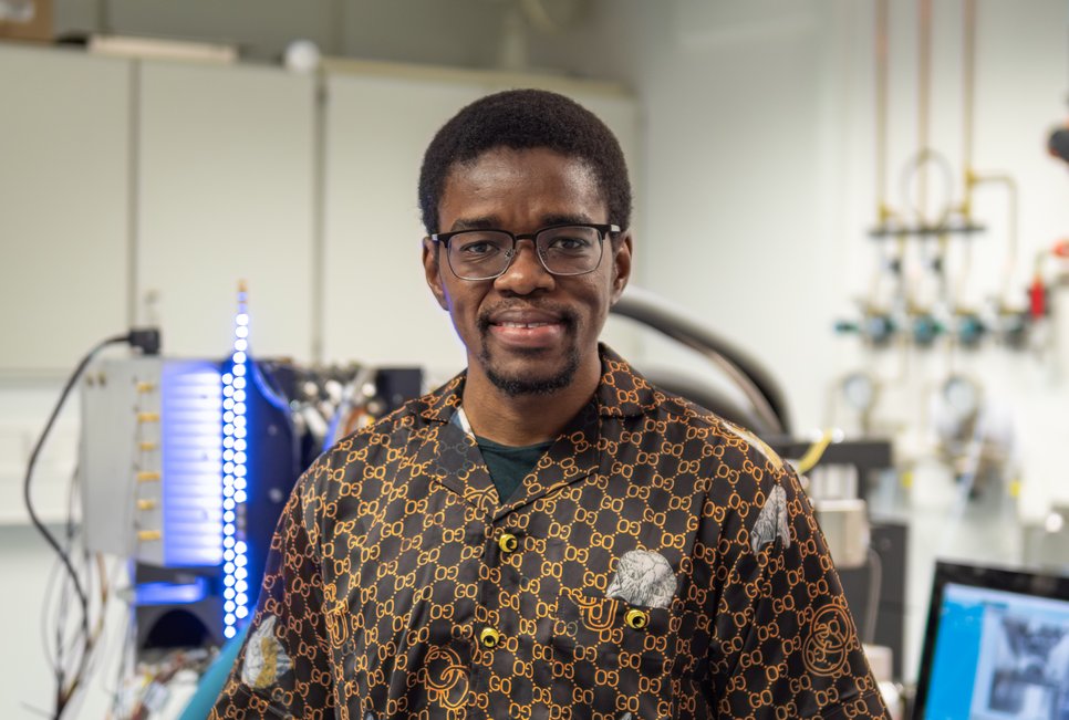 Raymond Kwesi Nutor kam als Humboldt-Preisträger ans MPIE und wird an der Herstellung von Alumnium-Silizium-Legierungen aus recyceltem Aluminium- und Photovoltaikabfällen arbeiten