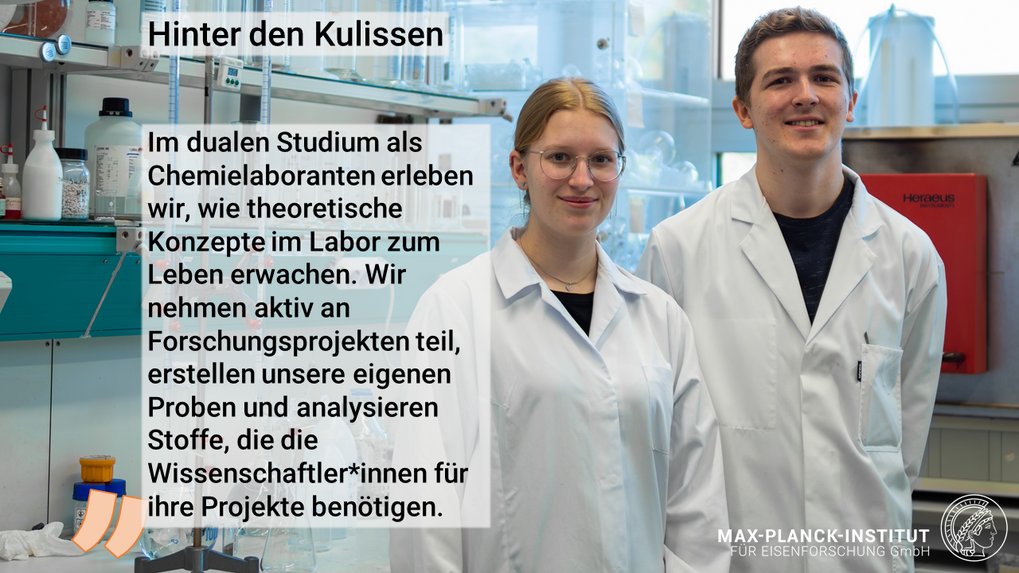 Zwei Personen mit weißen Kitteln in einem Chemielabor.