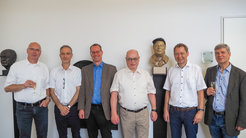 Die Geschäftsführung des Max-Planck-Instituts für Eisenforschung (MPIE) zusammen mit Prof. Martin Stratmann, bis Juni 2023 Präsident der Max-Planck-Gesellschaft (MPG) und jetzt Leiter einer Emeritus-Gruppe am MPIE. Von links: Dr. Michael Rohwerder, Prof. Dierk Raabe, Dr. Kai de Weldige, Prof. Martin Stratmann, Prof. Gerhard Dehm und Prof. Jörg Neugebauer. Traditionellerweise erhält jeder ausscheidende Präsident eine Büste, die in der Generalverwaltung der MPG und im jeweiligen Heimatinstitut aufgestellt wird.