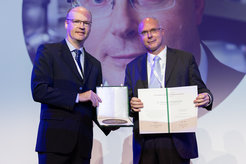 25 Jahre exzellente Korrosionsforschung: Dr. Michael Rohwerder nimmt die European Corrosion Medal auf der Eurocorr 2023 entgegen.