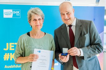 Heidi Bögershausen, Ausbilderin im Bereich Werkstoffprüfung am Max-Planck-Institut für Eisenforschung, wurde von der Industrie- und Handelskammer Ruhr für ihr 20-jähriges Engagement im Prüfungsausschuss mit der Goldenen Ehrennadel ausgezeichnet. Heidi Bögershausen, Ausbilderin im Bereich Werkstoffprüfung am Max-Planck-Institut für Eisenforschung, wurde von der Industrie- und Handelskammer Ruhr für ihr 20-jähriges Engagement im Prüfungsausschuss mit der Goldenen Ehrennadel ausgezeichnet.