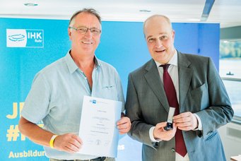 Herbert Faul (links), Ausbilder im Bereich Werkstoffprüfung am Max-Planck-Institut für Eisenforschung, wurde von der Industrie- und Handelskammer Ruhr für sein 20-jähriges Engagement im Prüfungsausschuss mit der Goldenen Ehrennadel ausgezeichnet. Herbert Faul (links), Ausbilder im Bereich Werkstoffprüfung am Max-Planck-Institut für Eisenforschung, wurde von der Industrie- und Handelskammer Ruhr für sein 20-jähriges Engagement im Prüfungsausschuss mit der Goldenen Ehrennadel ausgezeichnet.
