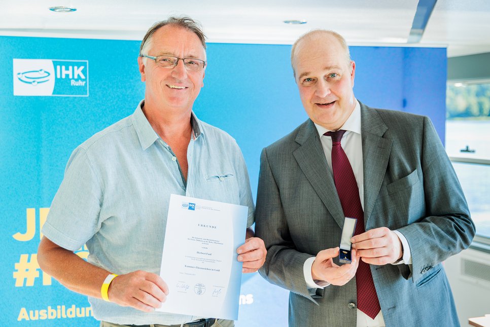 Herbert Faul (links), Ausbilder im Bereich Werkstoffprüfung am Max-Planck-Institut für Eisenforschung, wurde von der Industrie- und Handelskammer Ruhr für sein 20-jähriges Engagement im Prüfungsausschuss mit der Goldenen Ehrennadel ausgezeichnet.