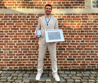 Tim Schwarz, Doktorand in der Gruppe für Atomsonden-Tomographie (APT) am Max-Planck-Institut für Eisenforschung (MPIE), wurde von der International Field Emission Society (IFES) mit dem E.W. Müller Outstanding Emerging Scientist Award ausgezeichnet. Tim Schwarz, Doktorand in der Gruppe für Atomsonden-Tomographie (APT) am Max-Planck-Institut für Eisenforschung (MPIE), wurde von der International Field Emission Society (IFES) mit dem E.W. Müller Outstanding Emerging Scientist Award ausgezeichnet.