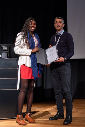 Selase Torkornoo und Dr. Marco Bohner von der Stiftung RMS bei der Preisverleihung auf der Bioceramics 33. Selase Torkornoo und Dr. Marco Bohner von der Stiftung RMS bei der Preisverleihung auf der Bioceramics 33.