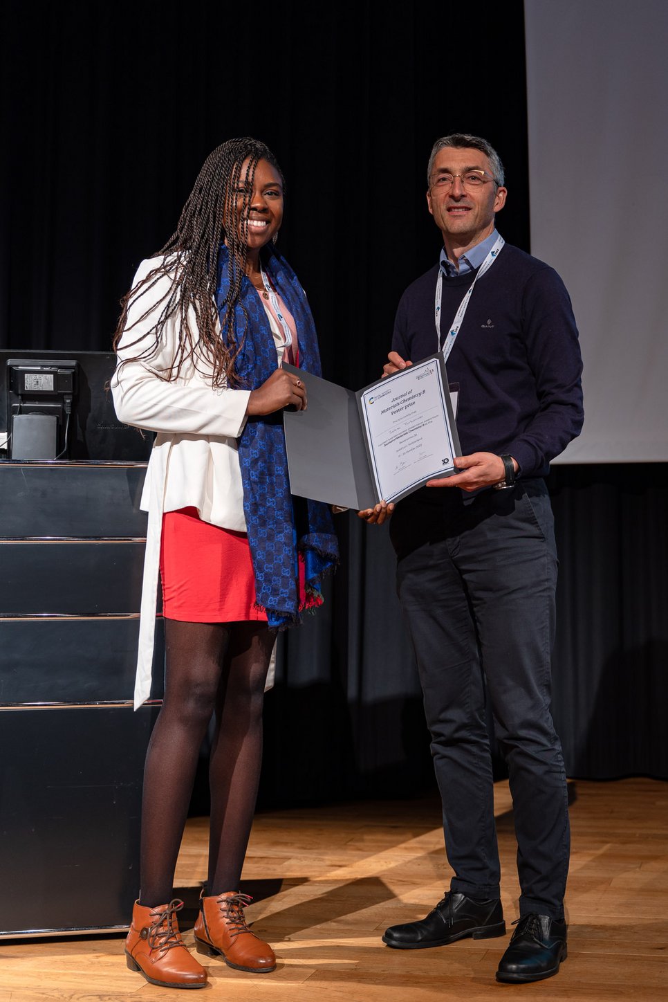 Selase Torkornoo and Dr. Marco Bohner from the RMS foundation at the awarding ceremony at Bioceramics 33.
