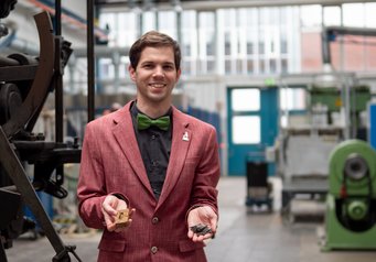 Magnets play a crucial role in electrifying our infrastructure, aiding in the reduction of fossil fuel consumption and consequent carbon emissions. However, existing magnets predominantly rely on rare-earth elements and have limited recycling rates. To address these challenges, the new research group "Sustainable Magnets and Recycling" led by Dr.-Ing. Matic Jovičević-Klug, was established at MPIE. Magnets play a crucial role in electrifying our infrastructure, aiding in the reduction of fossil fuel consumption and consequent carbon emissions. However, existing magnets predominantly rely on rare-earth elements and have limited recycling rates. To address these challenges, the new research group "Sustainable Magnets and Recycling" led by Dr.-Ing. Matic Jovičević-Klug, was established at MPIE.