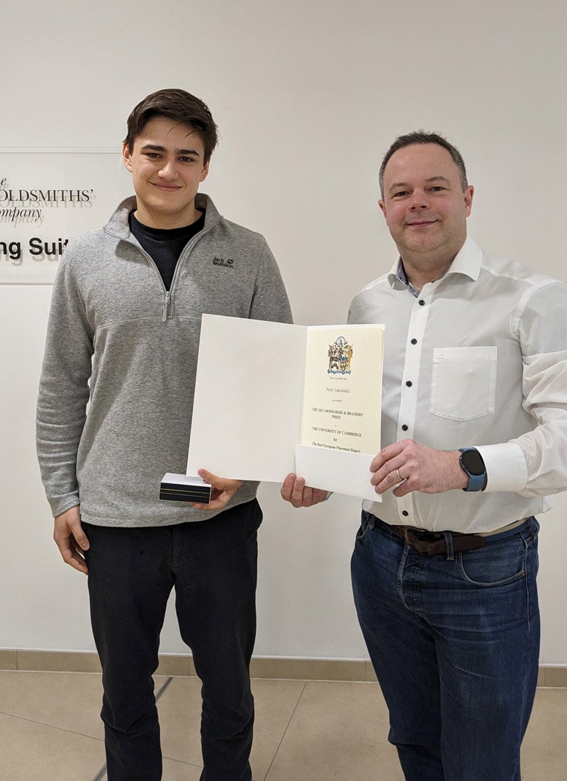 Prof. James Elliott (rechts), Leiter des Lehrstuhls für Materialwissenschaft und Metallurgie an der Universität Cambridge, überreicht Piotr Sokolinski den European Placement Prize. Prof. James Elliott (rechts), Leiter des Lehrstuhls für Materialwissenschaft und Metallurgie an der Universität Cambridge, überreicht Piotr Sokolinski den European Placement Prize.