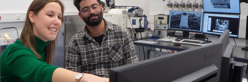Wie beeinflusst mechanische Belastung ein Material? Untersuchungen am Rasterelektronenmikroskop. © Max-Planck-Institut für Nachhaltige Materialien GmbH Zwei Personen betrachten Analysebilder auf mehreren Monitoren in einem Labor.