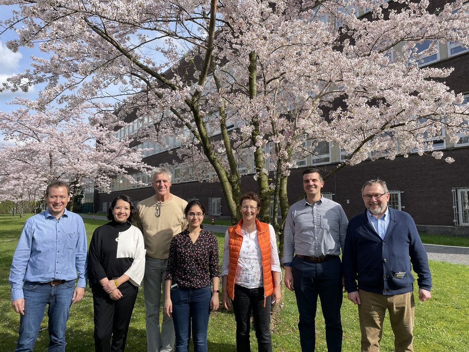Team des kürzlich gestarteten Projekts HEPCO - Hydrogen Embrittlement Protection Coating. In dem Projekt wird erforscht wie Wasserstoff in Materialien eindringt und diese versprödet. Mit diesem Wissen entwickeln die Wissenschaftlerinnen und Wissenschaftler neue Strategien für Beschichtungen, die Wasserstoff daran hindern ein Material zu durchdringen.