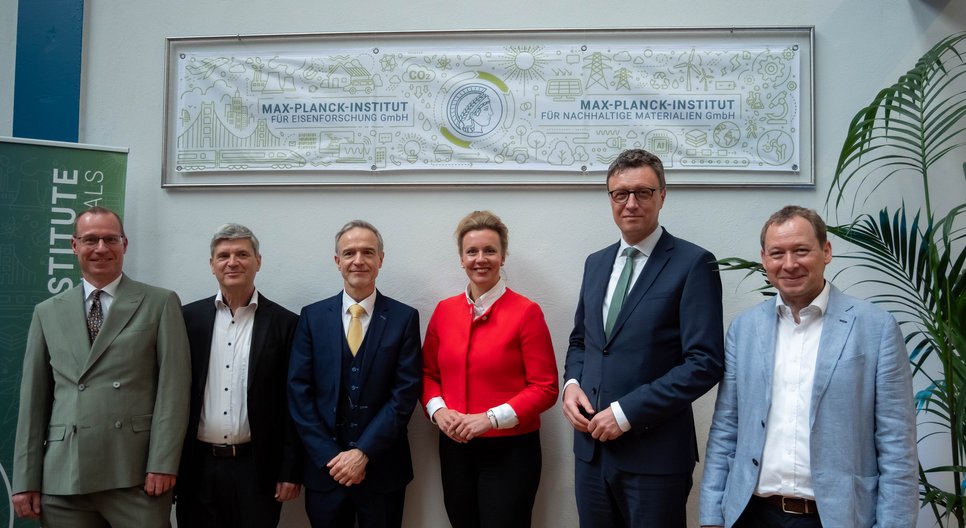 Eisenforschung becomes the Max Planck Institute for Sustainable Materials (MPI-SusMat). Distinguished guests at the rebranding ceremony on 16 April 2024. From left to right: Dr Kai de Weldige, Commercial Director, Prof Jörg Neugebauer, Director, Prof Dierk Raabe, Managing Director, Ina Brandes, Minister for Culture and Science of the State of North Rhine-Westphalia, Prof Patrick Cramer, President of the Max Planck Society and Prof Gerhard Dehm, Director.