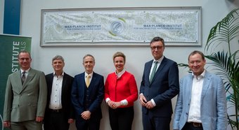 Aus der Eisenforschung wird das Max-Planck-Institut für Nachhaltige Materialien (MPI-SusMat). Hoher Besuch bei der Umwidmungsfeier am 16. April 2024. Von links nach rechts: Dr. Kai de Weldige, kaufmännischer Geschäftsführer, Prof. Jörg Neugebauer, Direktor, Prof. Dierk Raabe, geschäftsführender Direktor, Ina Brandes, Ministerin für Kultur und Wissenschaft des Landes Nordrhein-Westfalen, Prof. Patrick Cramer, Präsident der Max-Planck-Gesellschaft und Prof. Gerhard Dehm, Direktor. Aus der Eisenforschung wird das Max-Planck-Institut für Nachhaltige Materialien (MPI-SusMat). Hoher Besuch bei der Umwidmungsfeier am 16. April 2024. Von links nach rechts: Dr. Kai de Weldige, kaufmännischer Geschäftsführer, Prof. Jörg Neugebauer, Direktor, Prof. Dierk Raabe, geschäftsführender Direktor, Ina Brandes, Ministerin für Kultur und Wissenschaft des Landes Nordrhein-Westfalen, Prof. Patrick Cramer, Präsident der Max-Planck-Gesellschaft und Prof. Gerhard Dehm, Direktor.