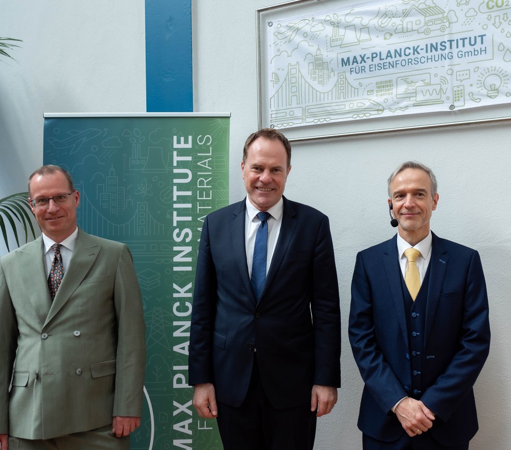 „Das Max-Planck-Institut ist in die breite Hochschullandschaft in Düsseldorf und der Region eingebettet und ein einzigartiger Ort außeruniversitärer Forschung“, sagt Oberbürgermeister Dr. Stephan Keller (Mitte). Links: Dr. Kai de Weldige, kaufmännischer Geschäftsführer und rechts, Prof. Dierk Raabe, geschäftsführender Direktor des MPI-SusMat. 