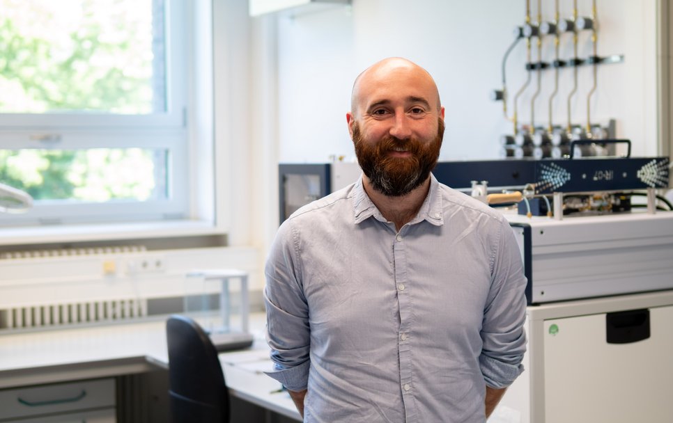Hydrogen embrittlement can be devastating to an economy build on hydrogen. Guillaume Hachet locates hydrogen at the atomic scale and uses interstitial solutes a a protective barrier against hydrogen entry.