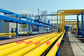 International research team develops steel with ultrahigh cryogenic tensile strength and tensile elongation, two crucial aspects for the transport and storage of liquid gases like nitrogen and hydrogen. Bright yellow and blue pipelines in an industrial setting.