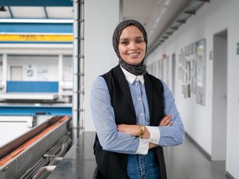 In cooperation with MPI SusMat Professor Zineb Kassab recycles agricultural waste to improve the sustainability of sodium-ion batteries. In cooperation with MPI SusMat Professor Zineb Kassab recycles agricultural waste to improve the sustainability of sodium-ion batteries.