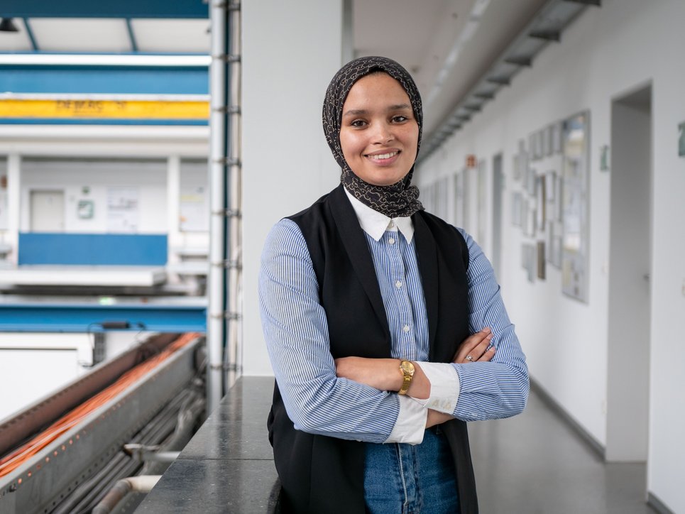 In Zusammenarbeit mit dem MPI SusMat verwendet Professor Zineb Kassab landwirtschaftliche Abfälle, um die Nachhaltigkeit von Natrium-Ionen-Batterien zu verbessern.