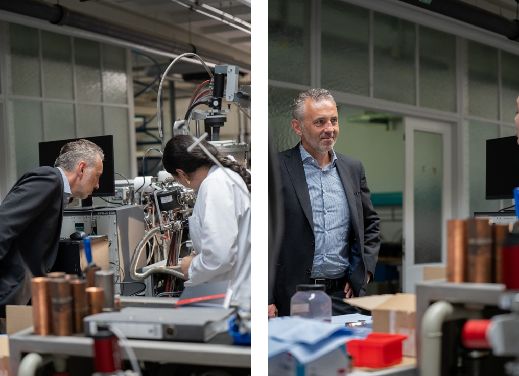 Thomas Jarzombek, Member of the German Bundestag and spokesperson for the CDU/CSU parliamentary group in the Committee on Education, Research and Technology Assessment, visiting the Max Planck Institute for Sustainable Materials in Düsseldorf. Here together with Laura Gabriela Torres, who explains how metals can be extracted from ores using hydrogen. Laboratory scene with equipment and blurred individuals in discussion.