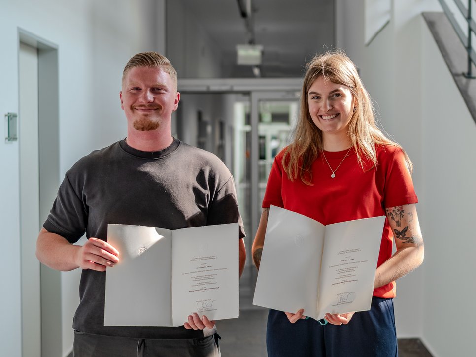 Sascha Flaum und Jana Kuschke gehören zu den besten Auszubildenden der Max-Planck-Gesellschaft und werden dem Max-Planck-Institut für Nachhaltige Materialien langfristig erhalten bleiben.