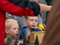 Staunende Gesichter beim Stand des MPI-SusMats.