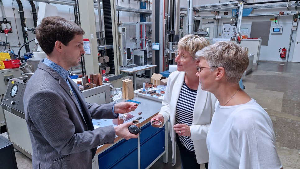Prof. Andrea Kienle (left) and Dr. Christiane Fricke (right) discuss with Dr. Matic Jovičević-Klug how to extract sustainable iron from red mud, a waste product of aluminium production.