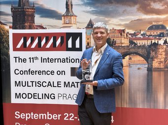 Professor Jörg Neugebauer (in the middle) receiving the ISMM Distinguished Career Achievement Award in Materials Modelling.  Professor Jörg Neugebauer (in the middle) receiving the ISMM Distinguished Career Achievement Award in Materials Modelling.
