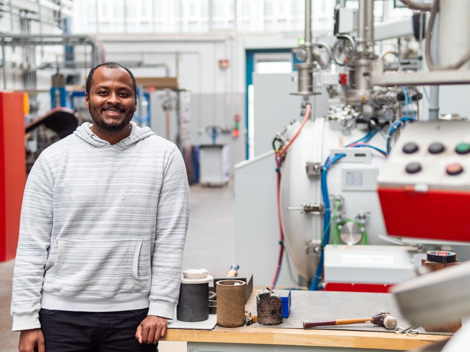 Waleed Mohammed has been awarded for his excellent master‘s studies by RWTH Aachen University.