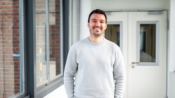 Die Deutsche Forschungsgemeinschaft hat Dr. Tim M. Schwarz mit dem Walter-Benjamin-Preis ausgezeichnet. Der Preis ermöglicht ihm seine eigene Forschungsgruppe am Max-Planck-Institut für Nachhaltige Materialien aufzubauen und seine Forschung zur Korrosion von bioresorbierbaren Implantaten fortzusetzen. Die Deutsche Forschungsgemeinschaft hat Dr. Tim M. Schwarz mit dem Walter-Benjamin-Preis ausgezeichnet. Der Preis ermöglicht ihm seine eigene Forschungsgruppe am Max-Planck-Institut für Nachhaltige Materialien aufzubauen und seine Forschung zur Korrosion von bioresorbierbaren Implantaten fortzusetzen.